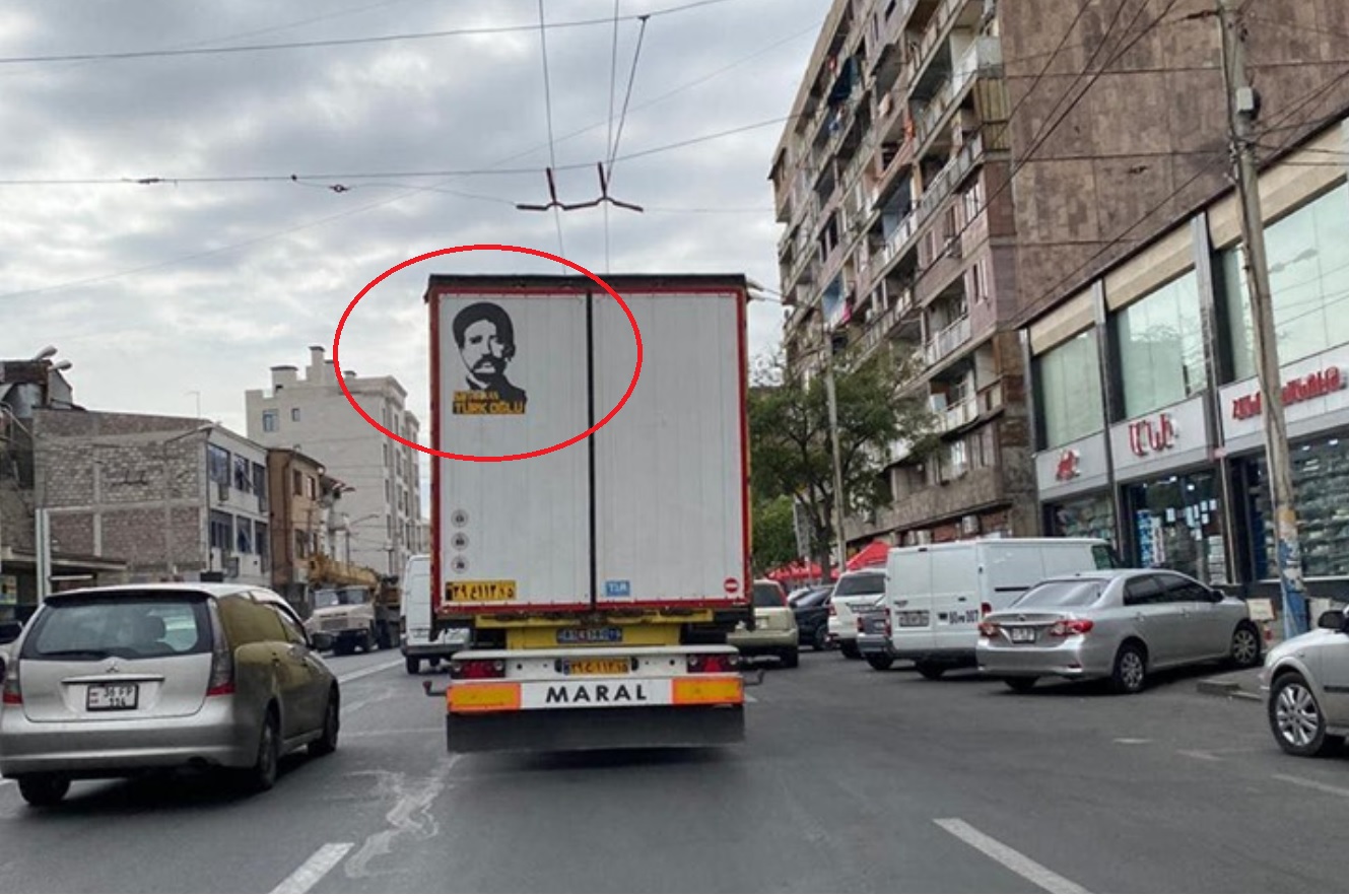 Արտառոց ու չլսված դեպք Երևանում․ փողոցներում շրջում է թուրք փաշայի նկարով և իրանական համարանիշներով բեռնատար (լուսանկարներ)