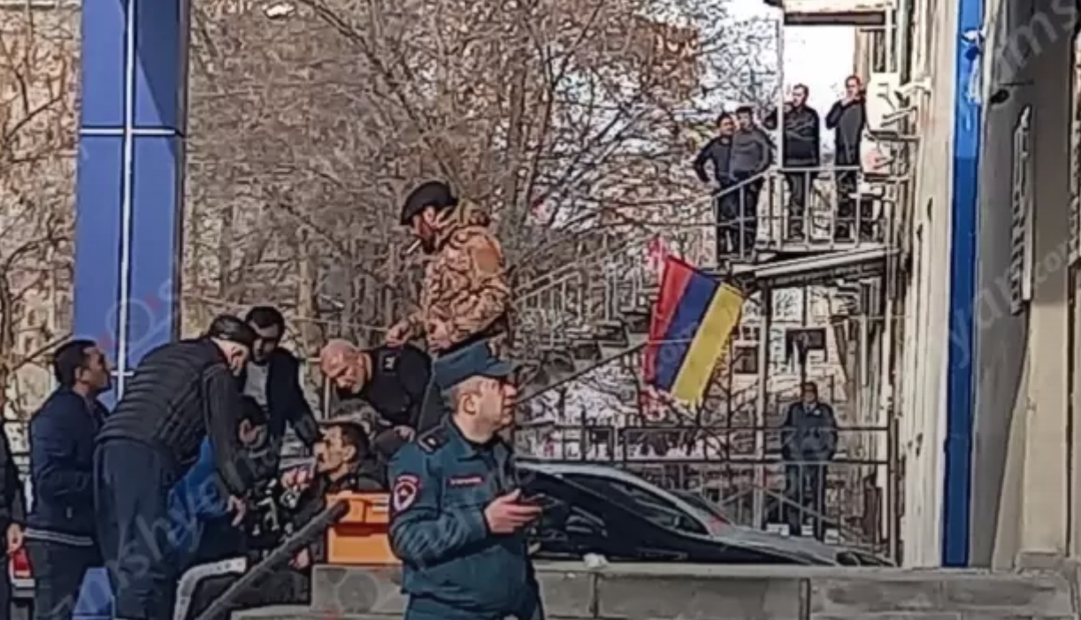 Լարված ու պայթյունավտանգ իրավիճակ՝ Երևանում․ ոստիկանության Նոր Նորքի բաժնի մոտ պայթյուն է հնչել․ 2 քաղաքացի նռնակով զինված սպառնում են այն պայթեցնել